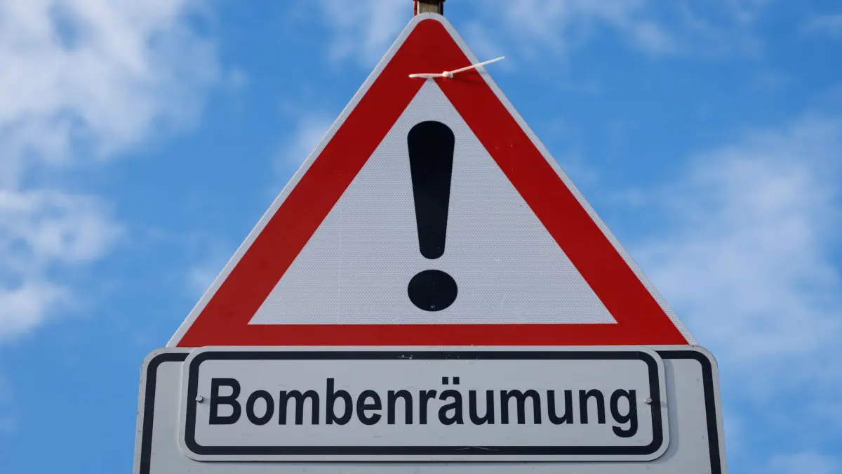 Bombenentschärfung: ARCHIV - 17.11.2024, Niedersachsen, Osnabrück: „Bombenräumung" steht auf einem Straßenschild. (zu dpa: «Bombenentschärfung in Oranienburg - Sperrkreis eingerichtet») Foto: Friso Gentsch/dpa +++ dpa-Bildfunk +++