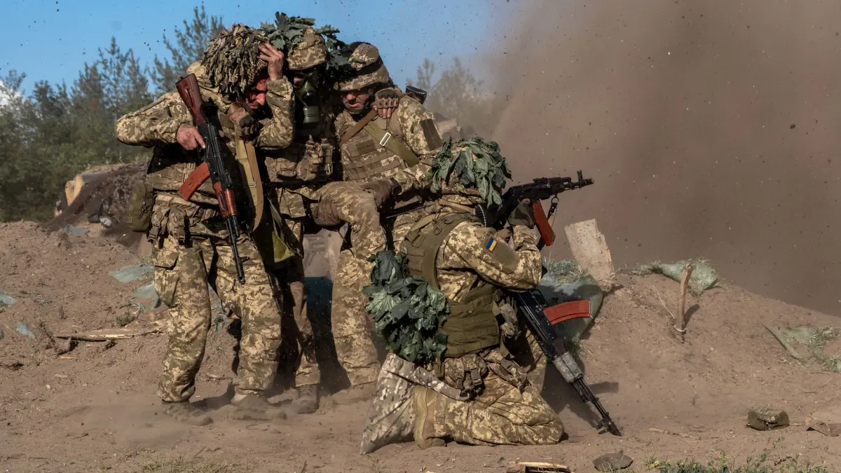 Ukraine-Krieg - ukrainische Soldaten trainieren: 10.06.2026, Ukraine, Charkiw: Ukrainische Soldaten der 33. mechanisierten Brigade evakuieren ihren Kameraden während einer Übung in der Region Charkiw. Foto: Andrii Marienko/AP/dpa +++ dpa-Bildfunk +++