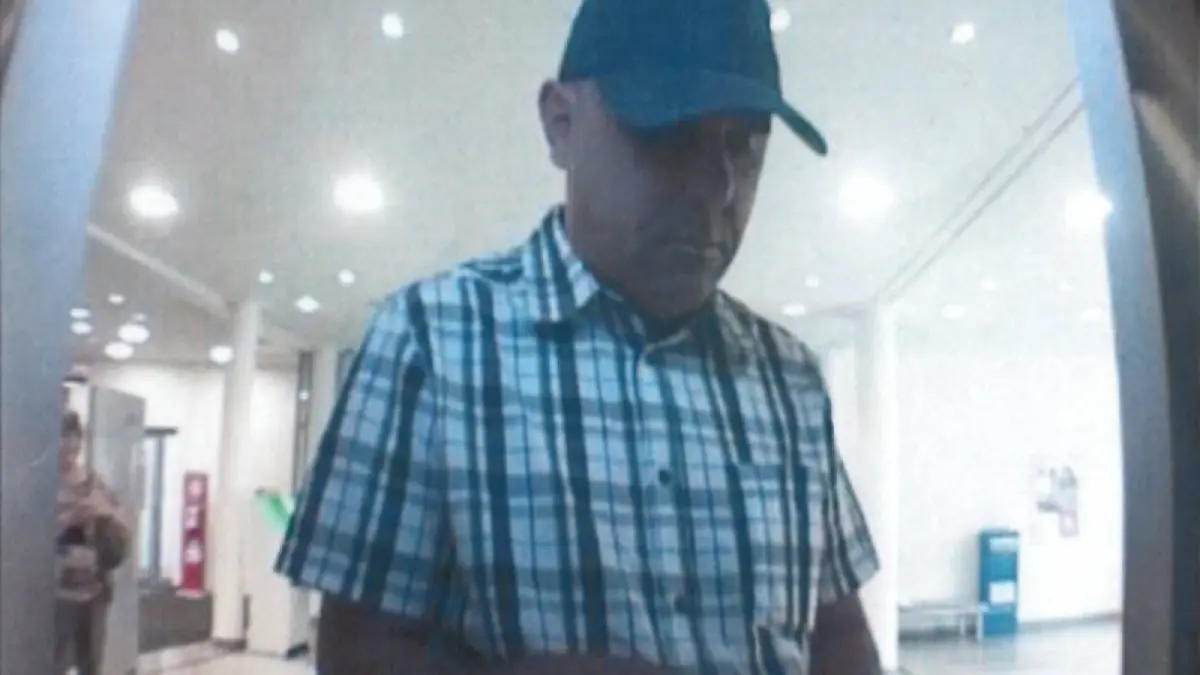 Dieser Mann soll in Finsterwalde eine Geldbörse gestohlen und mit der EC-Karte daraus in Herzberg Geld abgehoben haben. Dabei entstanden diese Bilder. Wer kennt ihn?