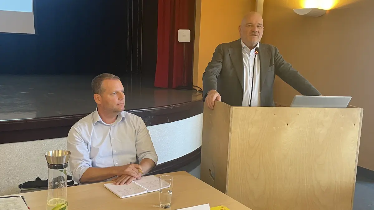 Auf Brandenburgs Infrastrukturminister Robert Crumbach (r.) ruhen die Hoffnungen der Doberlug-Kirchhainer im Hinblick auf den Bahnhofsumbau. Jan Henkel (l.) von der Deutschen Bahn hat dagegen keine guten Nachrichten für die Stadt.