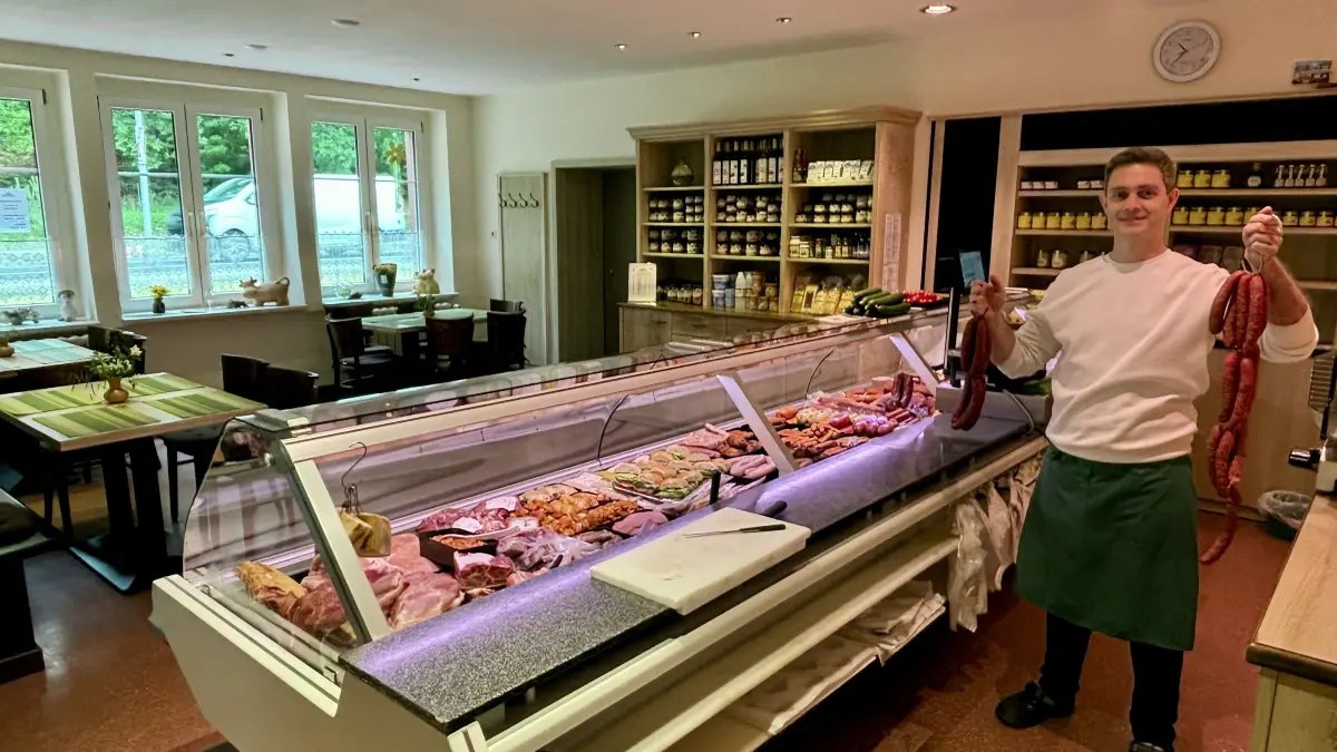 Die neue Filiale von Fleischerei Viereichen im Gasthof "Bergklause". Filialleiter Darryn van Aswegen arbeitet seit zwei Jahren in der Fleischerei. Er stammt gebürtig aus Südafrika.