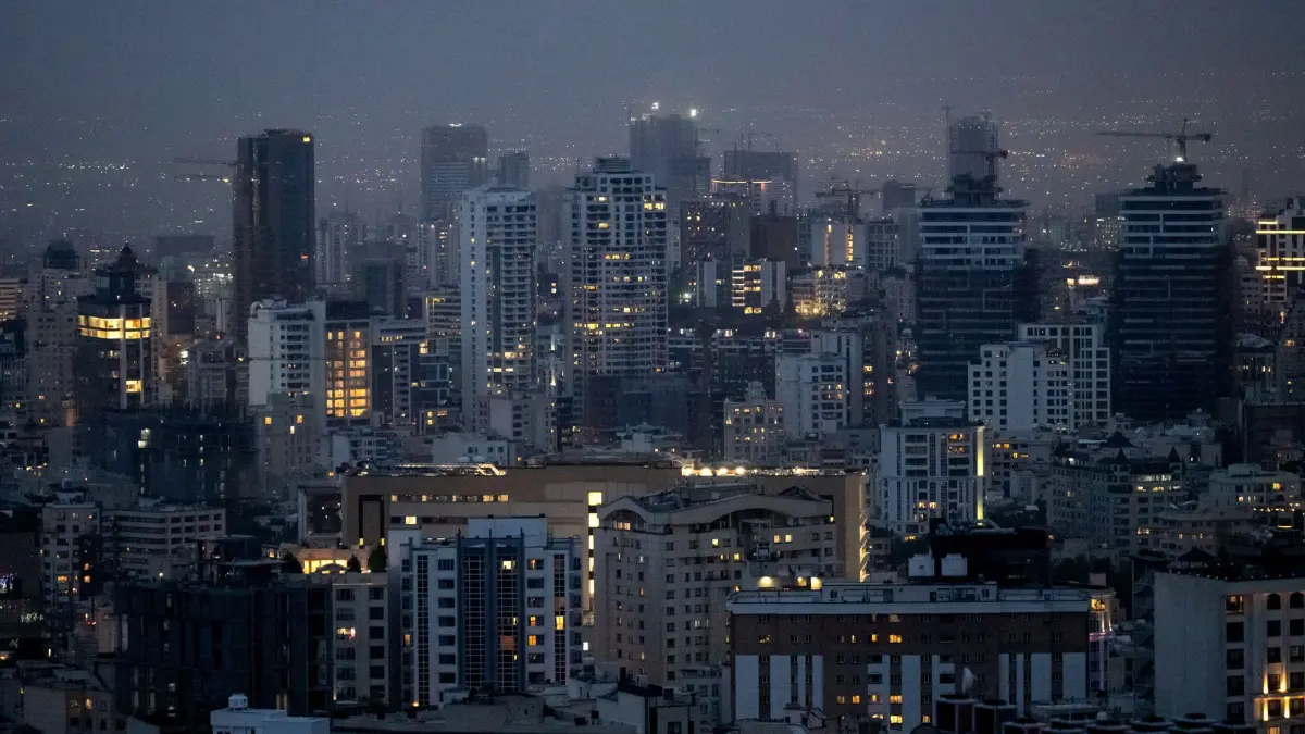 Teheran: ARCHIV - 25.06.2024, Iran, Teheran: Die Skyline der Millionenmetropole Teheran in der Abenddämmerung. Einige Fenster der Hochhäuser leuchten noch nach Sonnenuntergang. (zu dpa: «Berichte über Angriffe bei Teheran») Foto: Arne Immanuel Bänsch/dpa +++ dpa-Bildfunk +++