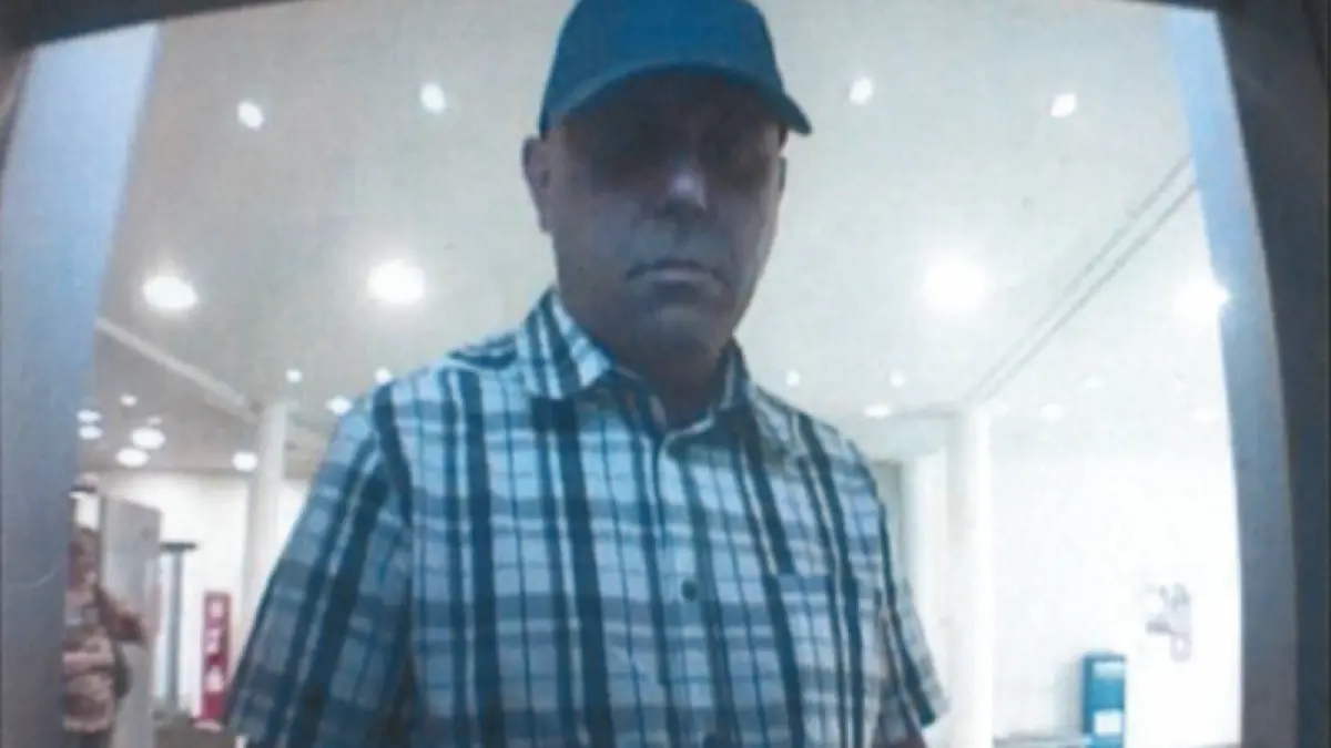 Dieser Mann soll in Finsterwalde eine Geldbörse gestohlen und damit in Herzberg Geld abgehoben haben. Dabei entstanden diese Bilder. Wer kennt ihn?