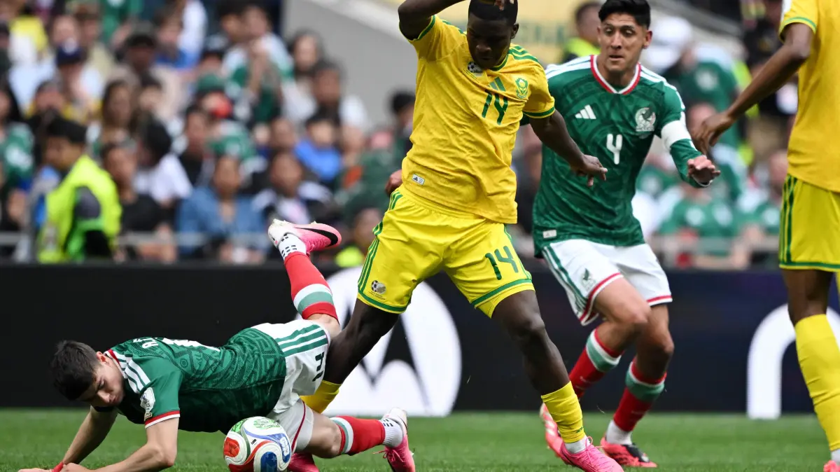 Mexico's forward #14 Armando Gonzalez and South Africa's defender #14 Mbekezeli Mbokazi fight for the ball during the 2026 World Cup Group A football match between Mexico and South Africa at the Mexico City Stadium in Mexico City on June 11, 2026. (Photo by CARL DE SOUZA / AFP)