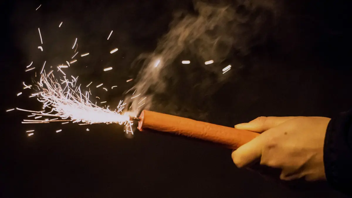 Schreck in der Nacht: Das Zünden von Feuerwerkskörpern an einem Autohaus richtete großen Schaden an.