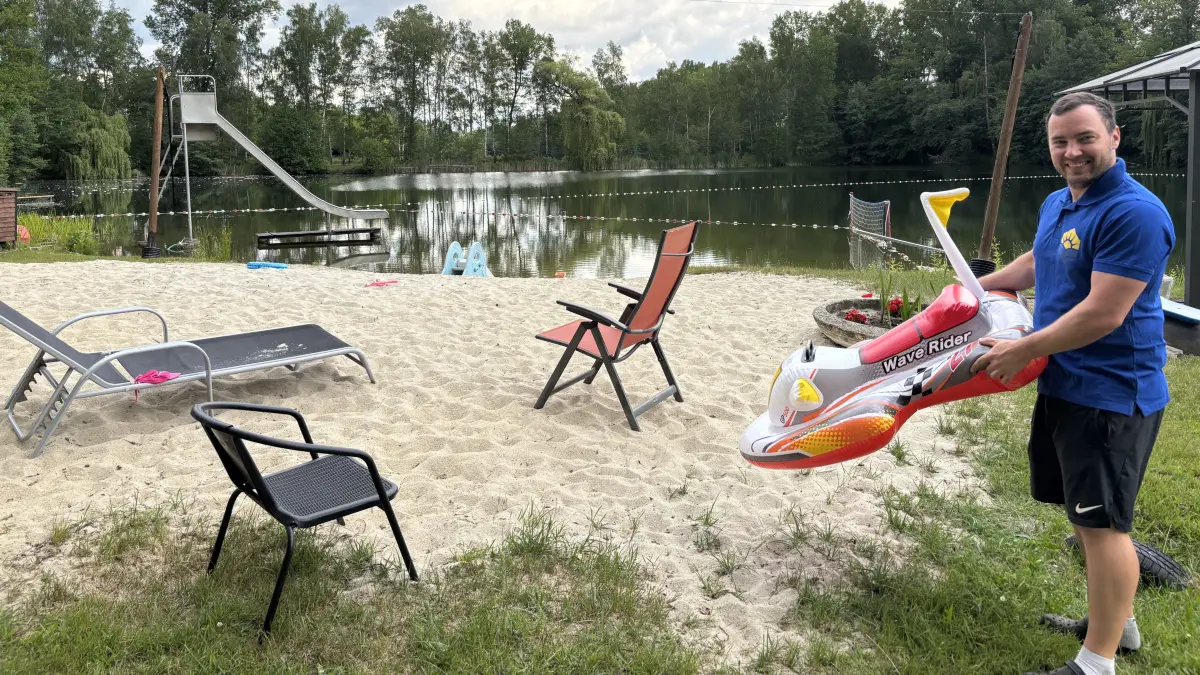 Im Strandbad Lauchhammer West wartet Marco Kilias auf Badegäste. Aktuell hat das Wasser in der ehemaligen Tongrube 24 Grad.