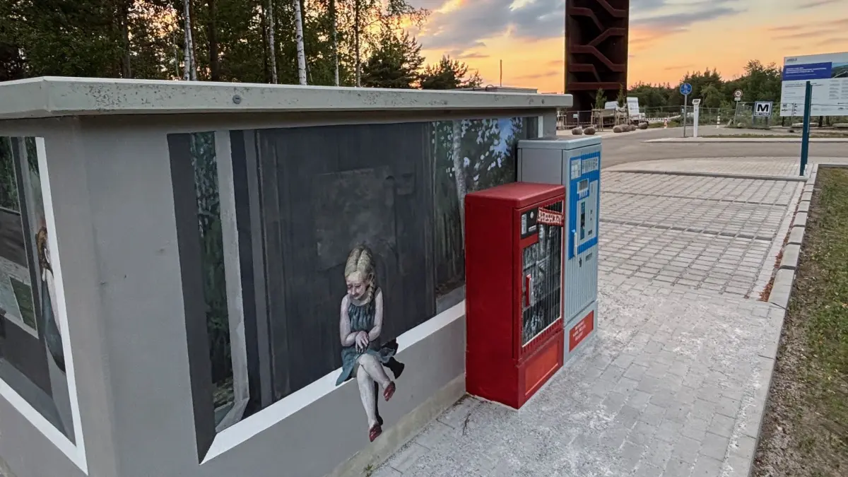 Dieses Parkhäuschen zieht seit Kurzem die Besucher des Rostigen Nagels am Sornoer Kanal auf sich. Verantwortlich für die Bilder ist eine Künstlerin aus der Nähe von Finsterwalde.