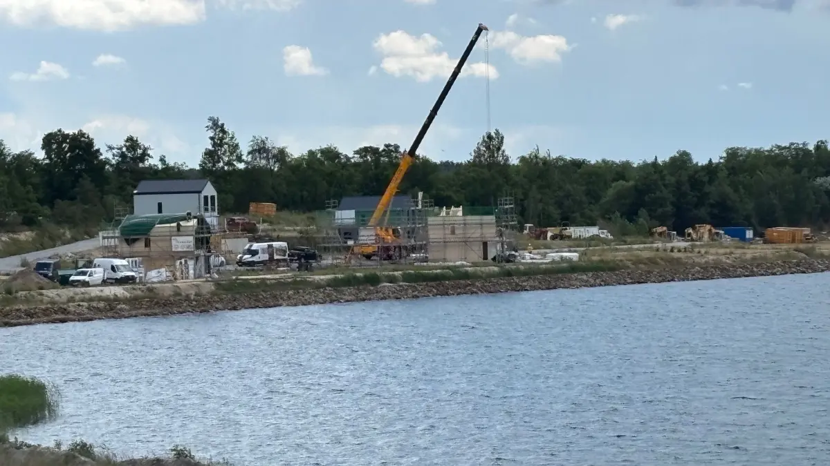 Impression von der im Aufbau befindlichen Feriensiedlung Sonnendreieck am Partwitzer See. Dort sollen bis Ende 2027 mehr als 30 Häuser entstehen.