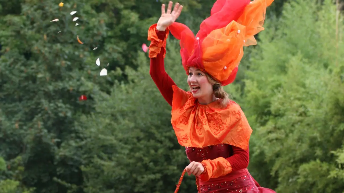 Blütenelfe Rubinia wird im Findlingspark Nochten beim Sommerfest nicht zu übersehen sein. Sie ist Teil der Gartenmagie.