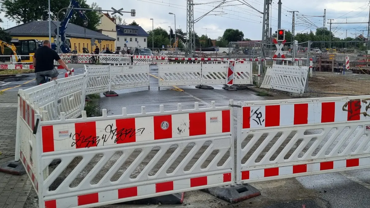 Am 11. Juni 2026 war der Bahnübergang Berliner Straße für den Fahrzeugverkehr noch gesperrt. Grund dafür: Die Erneuerung einer alten Trinkwasserleitung.