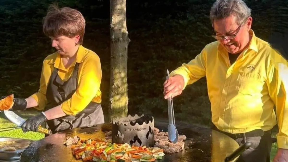 Ines und Bernd Elzemann am Grill: Die Gastgeber des ersten Streetfood‑Festivals in Brandis setzen auf regionale Zutaten und viel persönliches Engagement.