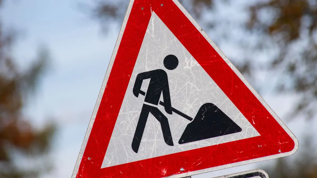 02.11.2023, Mecklenburg-Vorpommern, Sauzin: Ein zerkratztes Schild Gefahrzeichen Arbeitsstelle (Zeichen 123) mit dem Piktogramm eines Bauarbeiters zur Beschilderung einer Baustelle steht in der Gemeinde Sauzin auf der Insel Usedom. Foto: Stefan Sauer/dpa +++ dpa-Bildfunk +++