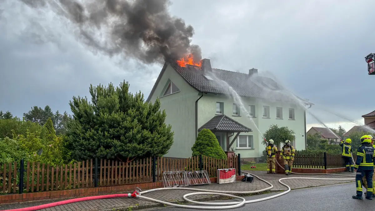 Blitzschlag setzt Dachstuhl in Lauta in Brand.
