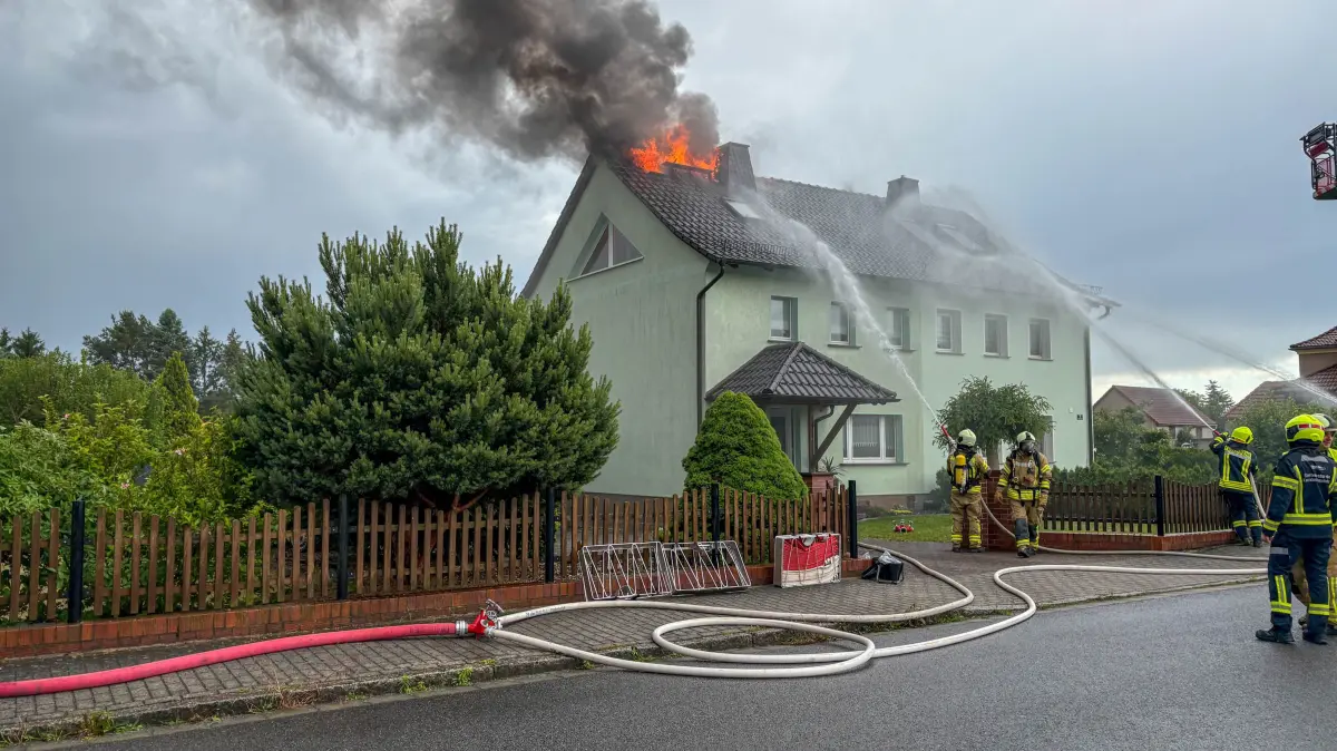 Blitzschlag setzt Dachstuhl in Lauta in Brand.