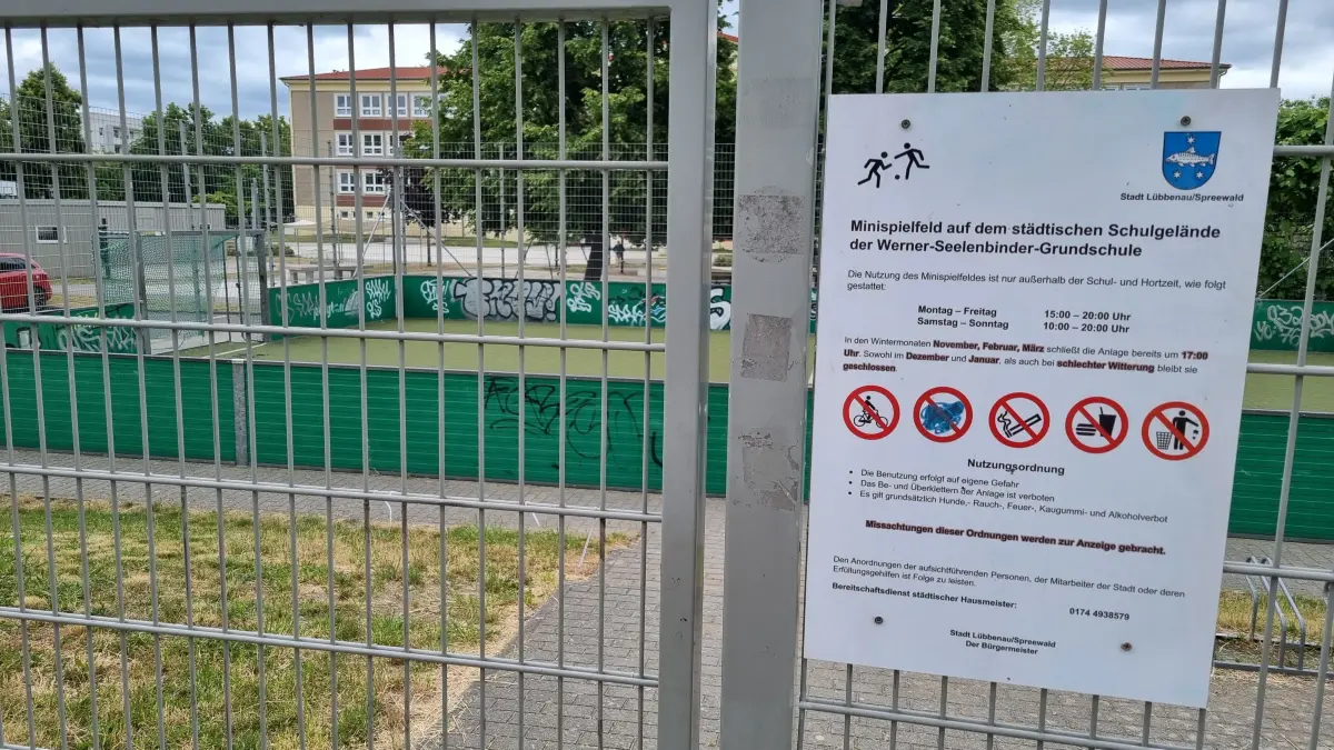 Vorübergehend geschlossen gewesen ist das Minispielfeld an der Werner-Seelenbinder-Grundschule in der Neustadt von Lübbenau.