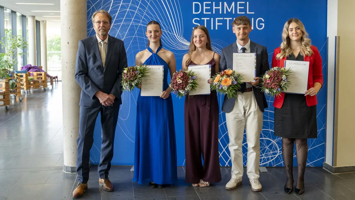 Haben das begehrte Dehmel-Stipendium ergattert: Josephine Lea Kleinig (2.v.l) vom Christlichen Gymnasium Johanneum Hoyerswerda, Hannah Wunderlich (M.) vom Emil-Fischer-Gymnasium Schwarzheide, Florian Staff vom Friedrich-Engels-Gymnasium Senftenberg (2.v.r.) und Miriam Herz vom Oberstufenzentrum Lausitz. Steffen Exler (l.), Schulleiter vom Fischer-Gymnasium Schwarzheide, ist stolz auf die Schüler.