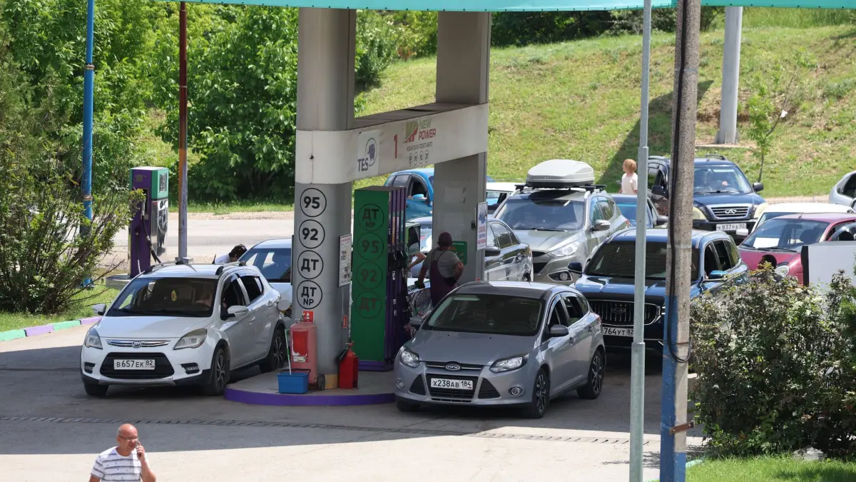 Ukraine-Krieg - Spritmangel auf der Krim: 12.06.2026, Ukraine, Simferopol: An einer Tankstelle in Simferopol auf der Krim stehen Autos Schlange. Foto: Uncredited/AP/dpa +++ dpa-Bildfunk +++