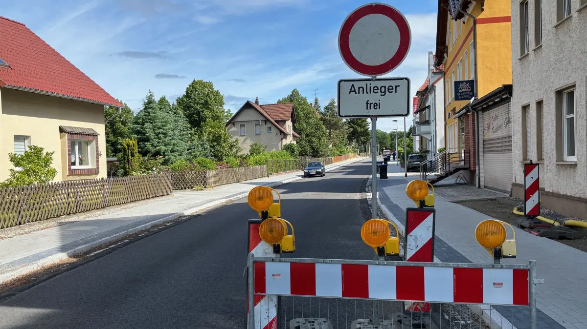 Die Ernst-Thälmann-Straße in Neupetershain bleibt weiter für längere Zeit gesperrt. Nach ursprünglichen Planungen hätte der Verkehr bereits in diesem Monat wieder rollen sollen.
