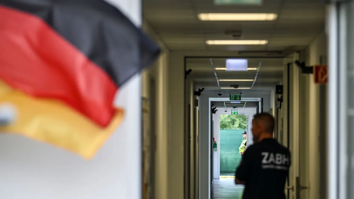 Neue Außengrenzeinrichtung am Flughafen BER: 12.06.2026, Brandenburg, Schönefeld: Blick in die Außengrenzeinrichtung des Landes Brandenburg am Flughafen BER. Mit Inkrafttreten der Reform des Gemeinsamen Europäischen Asylsystems (GEAS) nimmt heute auch die Außengrenzeinrichtung am BER ihren Betrieb auf. Foto: Jens Kalaene/dpa +++ dpa-Bildfunk +++