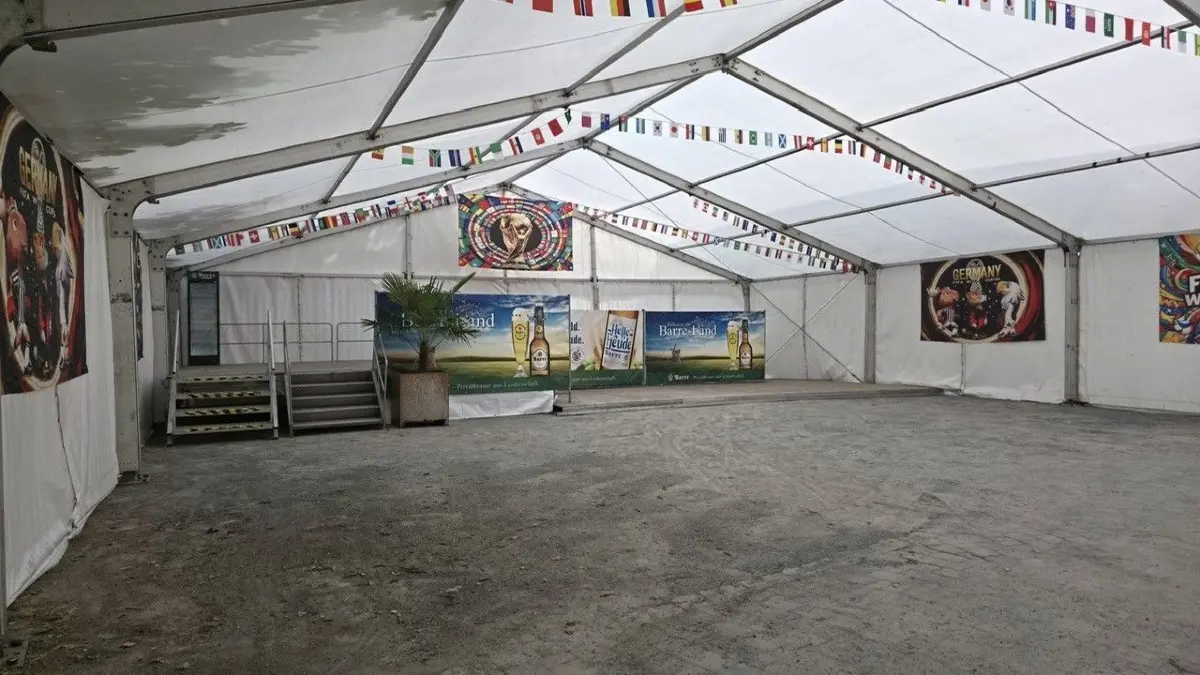 Die WM-Arena am Lubwartturm in Bad Liebenwerda steht. Am Samstag wird die LED-Wand aufgebaut und kommen Bänke und Tische ins Zelt.