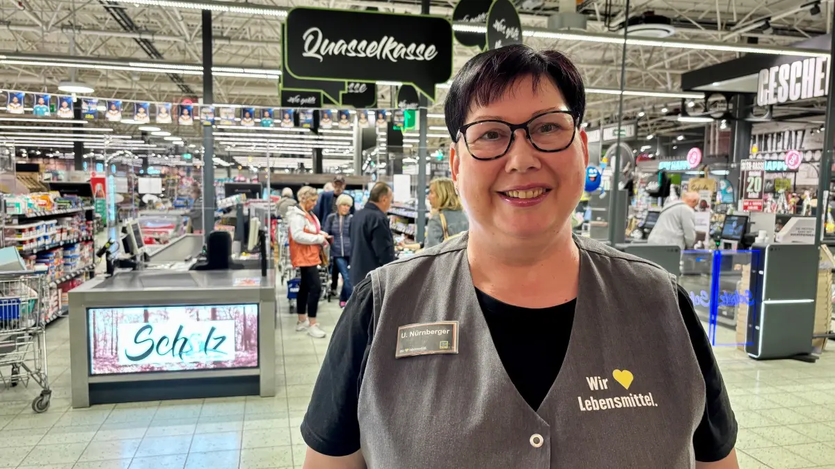Ulrike Nürnberger sitzt zwölf Stunden pro Woche an der Quasselkasse im Edeka-Supermarkt Scholz im TKC-Einkaufszentrum in Cottbus. Ihr Markenzeichen: Lautes Lachen, das alle ansteckt.
