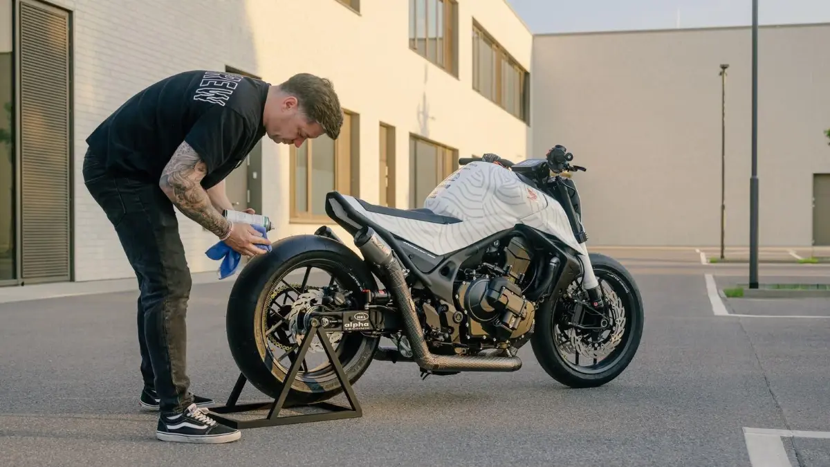 Chris Scholtka hat die CB750 Hornet für den Honda-Custom-Wettbewerb komplett umgestaltet. Der Cottbuser ist längst weit über die Lausitz hinaus für seinen eigenständigen Stil bekannt. Was macht diesen Umbau so besonders?