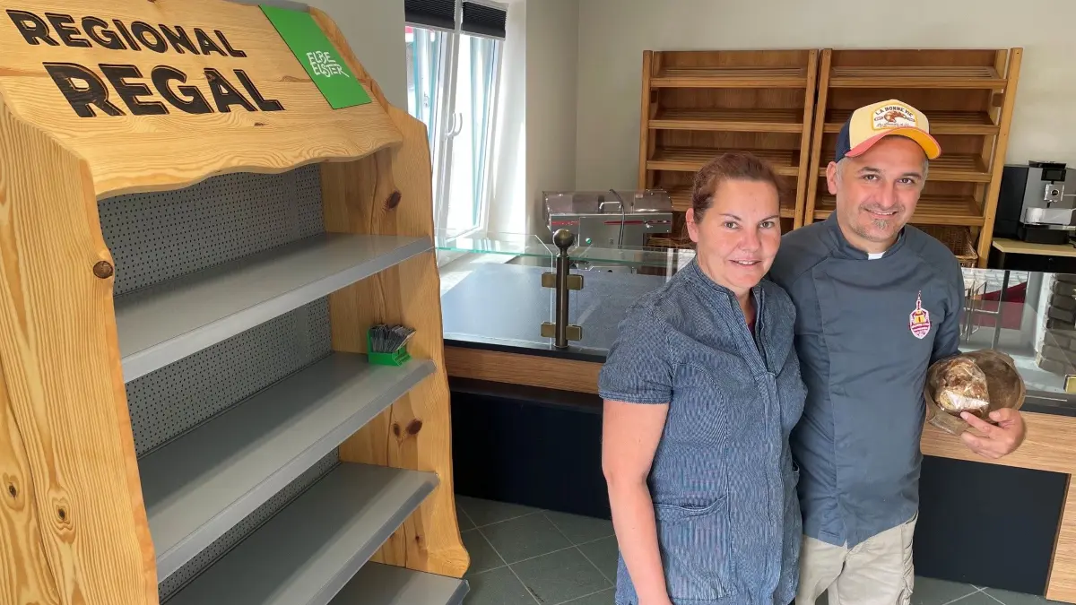 Daniela und Stefan Dorn von der gleichnamigen Bäckerei in Wahrenbrück eröffnen eine Filiale in Winkel. Erstmals kommt das Regionalregal Elbe-Elster zur Anwendung.