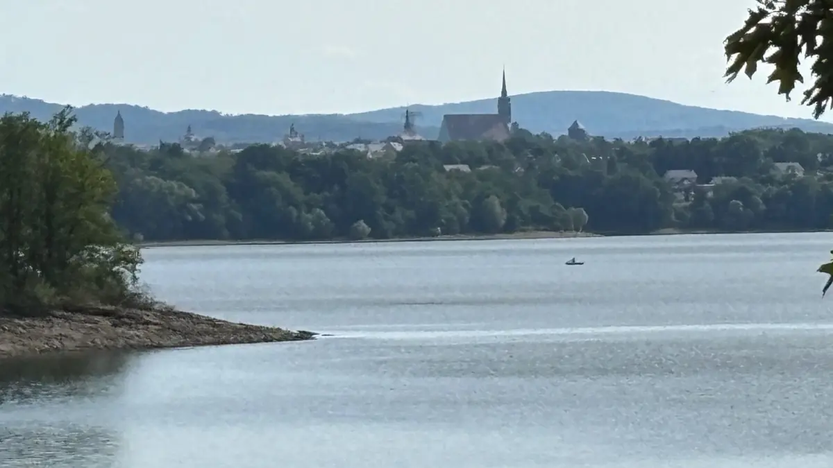 Blick über die Talsperre Bautzen zur Altstadt der über tausendjährigen Hauptstadt der Oberlausitz. Deutlich ist der mehr als 80 Meter hohe Domturm zu sehen.