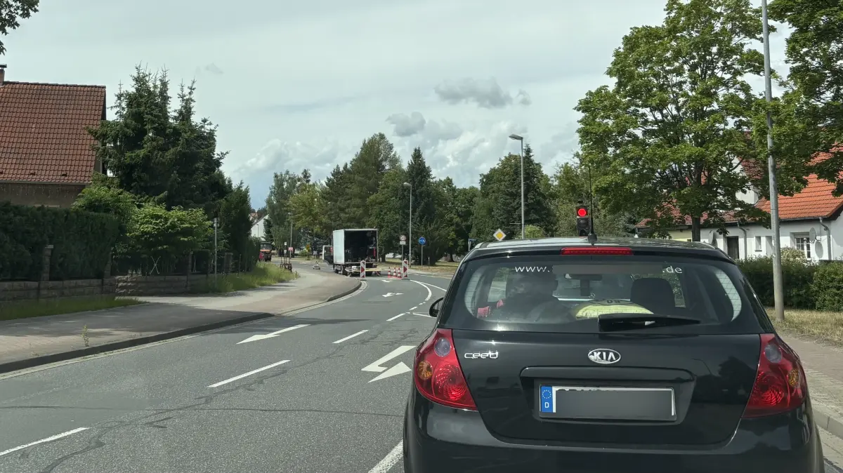 Zusätzlicher Ampel-Halt auf der Bundesstraße B96 in Großräschen. Eine zusätzliche Lichtsignalanlage lässt besonders Pendler aufschrecken.