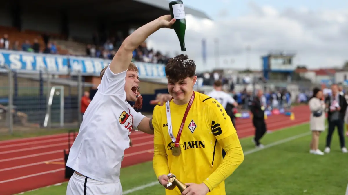 Fussball : Brandenburg an der Havel Stadion, Fussball Brandenburgliga Punktspiel, Stahl Brandenburg - 1. FC Frankfurt , der 1. FC feiert den Aufstieg, Jakub Mizerski und TW Dominik Müller
FOTO BENK 13.06.2026