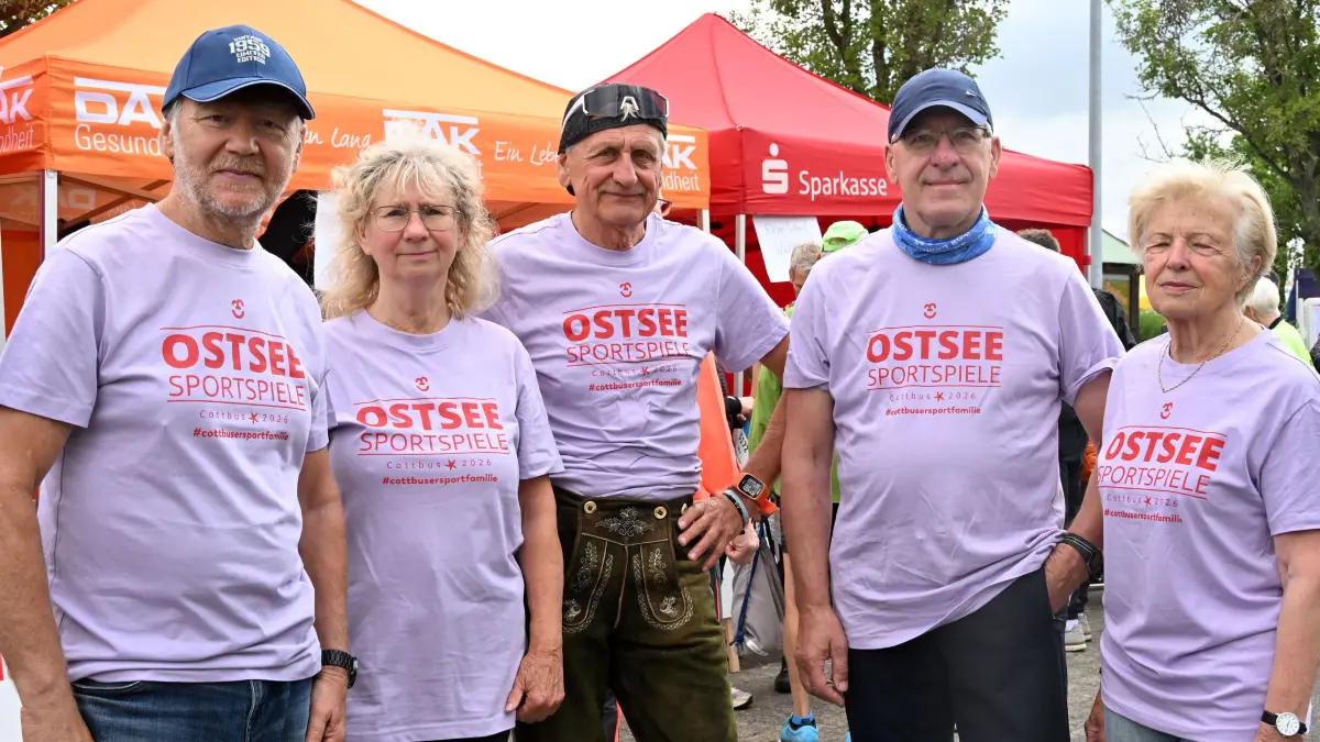 Ostseesportspiele 2026: Andreas Hansel, Heidrun Schubert, Ralf Kirsch, Gert Poppe und Hanni Schütze (v.l.n.r.) von den Teichlandradlern gehörten zum großen Helferteam.
Die 6. OSTSEE Sportspiele laden am Wochenende im APEX OstSee Sportpark und auf dem Möbel-Höffner-Parkplatz in Cottbus-Willmersdorf zu zahlreihen sportlichen Aktivitäten ein. Das Event bietet über 30 Mitmachangebote und Wettkämpfe.