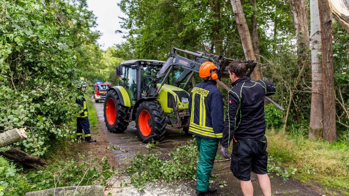 Unwetter und Sturm verwüsten Südbrandenburg: Traktor unterstützt Feuerwehr, Baum von Straße zu räumen bei Burg, Äste auf Feldern, Straßen und Wasserstraßen im Spreewald!