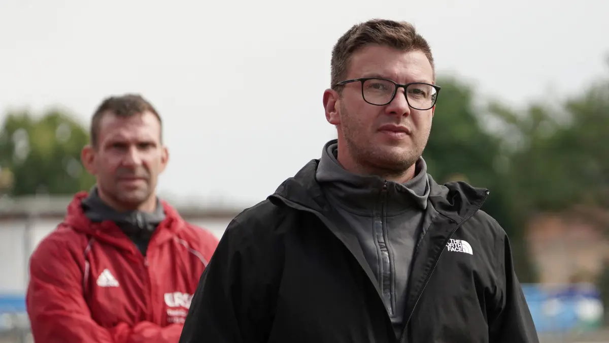 Fussball : Brandenburg an der Havel Stadion, Fussball Brandenburgliga Punktspiel, Stahl Brandenburg - 1. FC Frankfurt , Trainer Sascha Kloß vor Tony Schnürer
FOTO BENK 13.06.2026