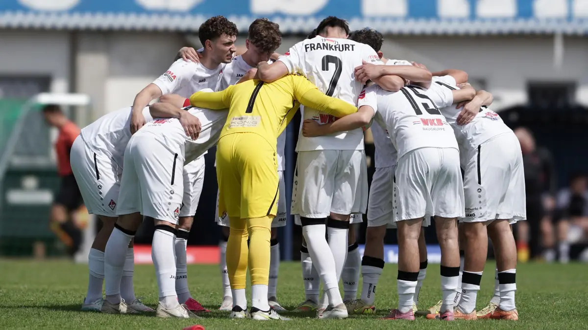 Fussball : Brandenburg an der Havel Stadion, Fussball Brandenburgliga Punktspiel, Stahl Brandenburg - 1. FC Frankfurt , Anfeuern vor dem Spiel
FOTO BENK 13.06.2026