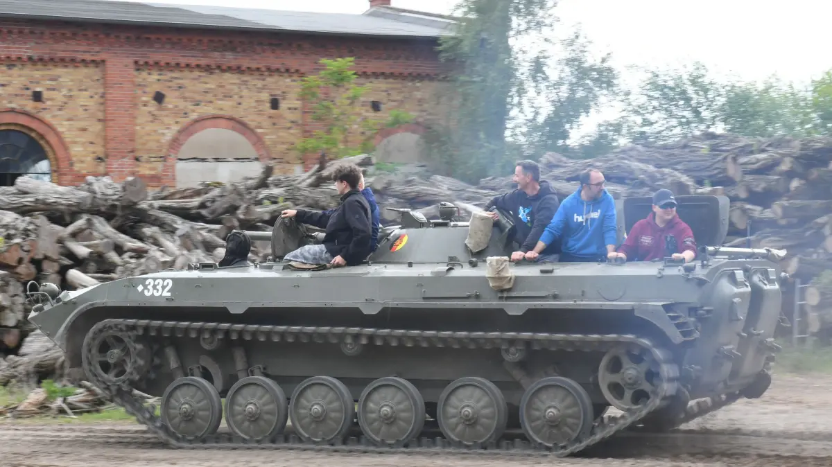 Das war DIE Idee! – Panzerfahrten locken unzählige Schau- und Abenteuerlustige an : Das war DIE Idee! – Panzerfahrten locken unzählige Schau- und Abenteuerlustige an
- Die Aussicht mit einem echten Panzer ein paar Runden drehen zu können, hat beim Sommerfest auf dem Betriebsgelände der Firma Bothur in Plessa unzählige Schau- und Abenteuerlustige selbst aus größeren Entfernungen angelockt