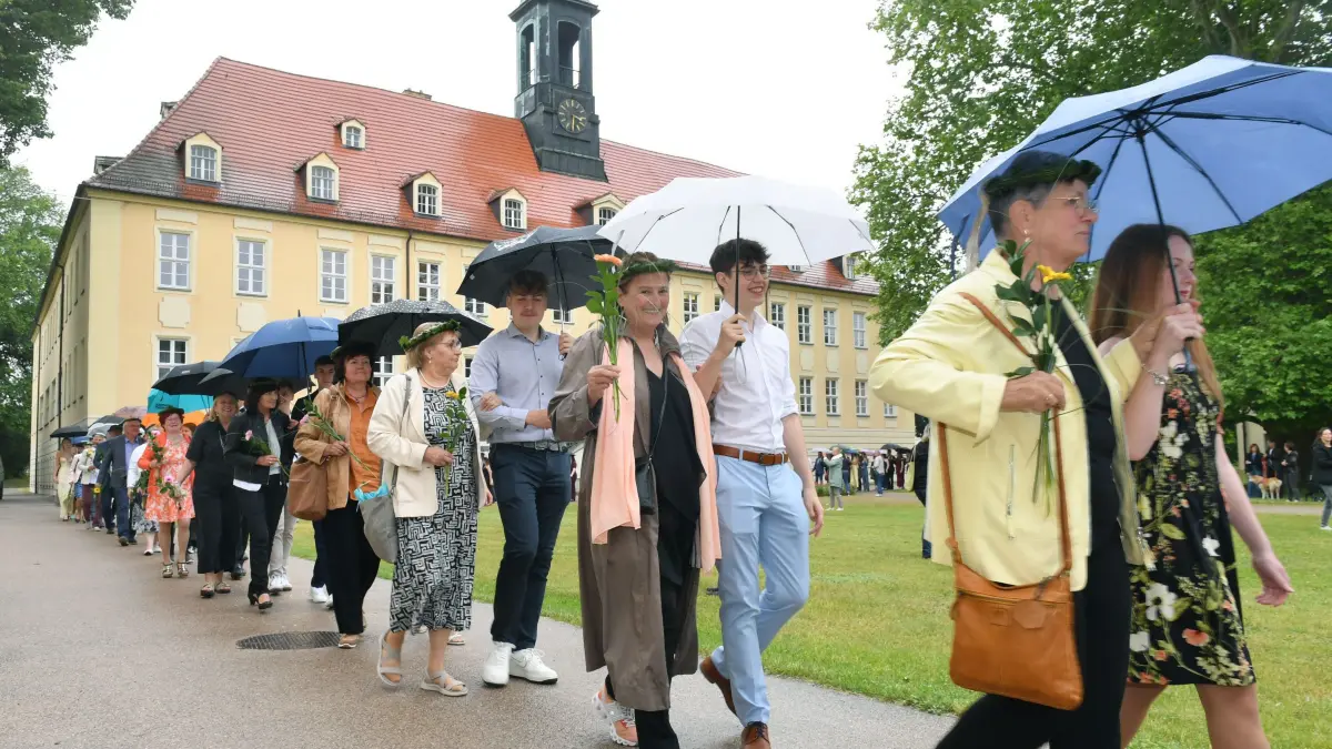 Goldenes Abitur am Elster- Schloss Gymnasium Elsterwerda - Abiturjahrgang 1976 – Noch einmal wie vor 50 Jahren Abi- Zeugnis und Ehrenkranz erhalten : Goldenes Abitur am Elster- Schloss Gymnasium Elsterwerda - Abiturjahrgang 1976 – Noch einmal wie vor 50 Jahren Abi- Zeugnis und Ehrenkranz erhalten
- Zu Verdis Triumphmarsch Runden über den Schulhof gedreht