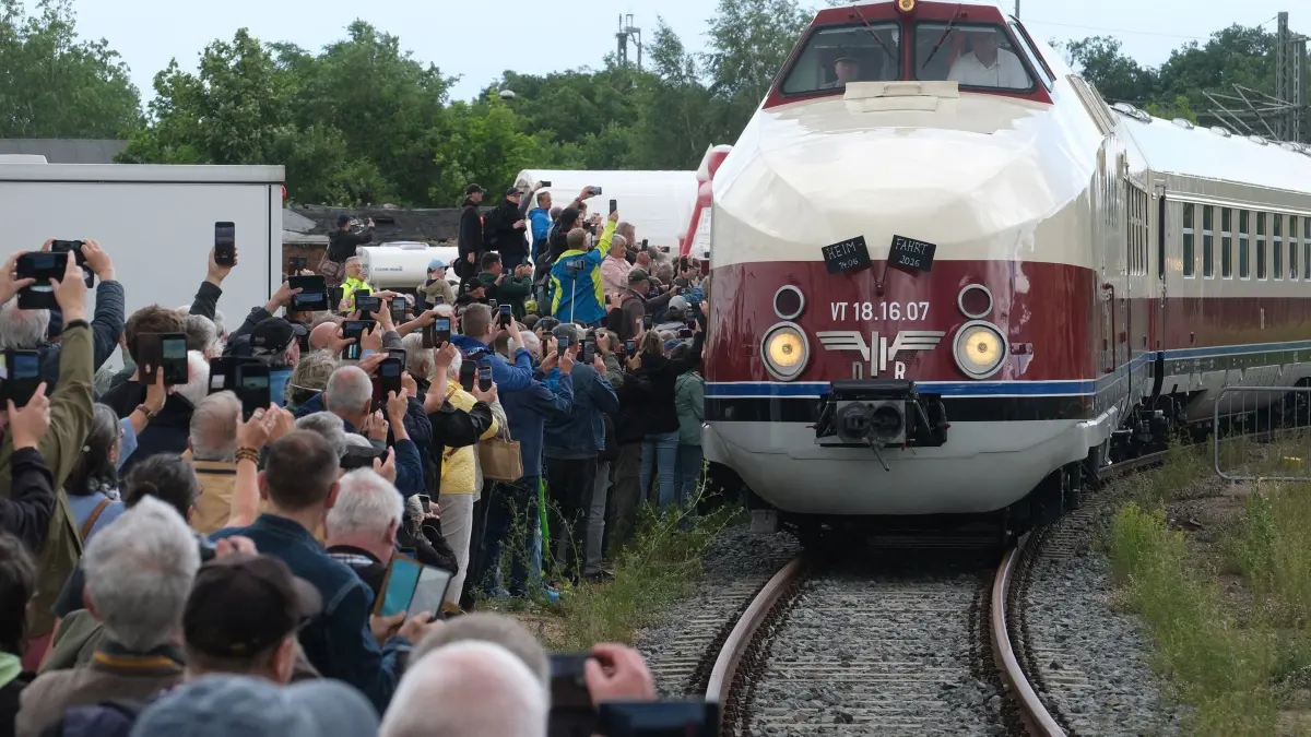 Ankunft des DDR-Prestigezuges VT 18.16 in Radebeul: 14.06.2026, Sachsen, Radebeul: Ein Zug vom Typ SVT fährt in den den Bahnhof in Radebeul-Ost ein. Nach mehr als fünf Jahren Restaurierung rollt der historische Schnellzug SVT Görlitz aus den 1960er Jahren wieder. Er bietet künftig bei Sonderfahrten Eisenbahn-Nostalgie. Foto: Sebastian Willnow/dpa +++ dpa-Bildfunk +++