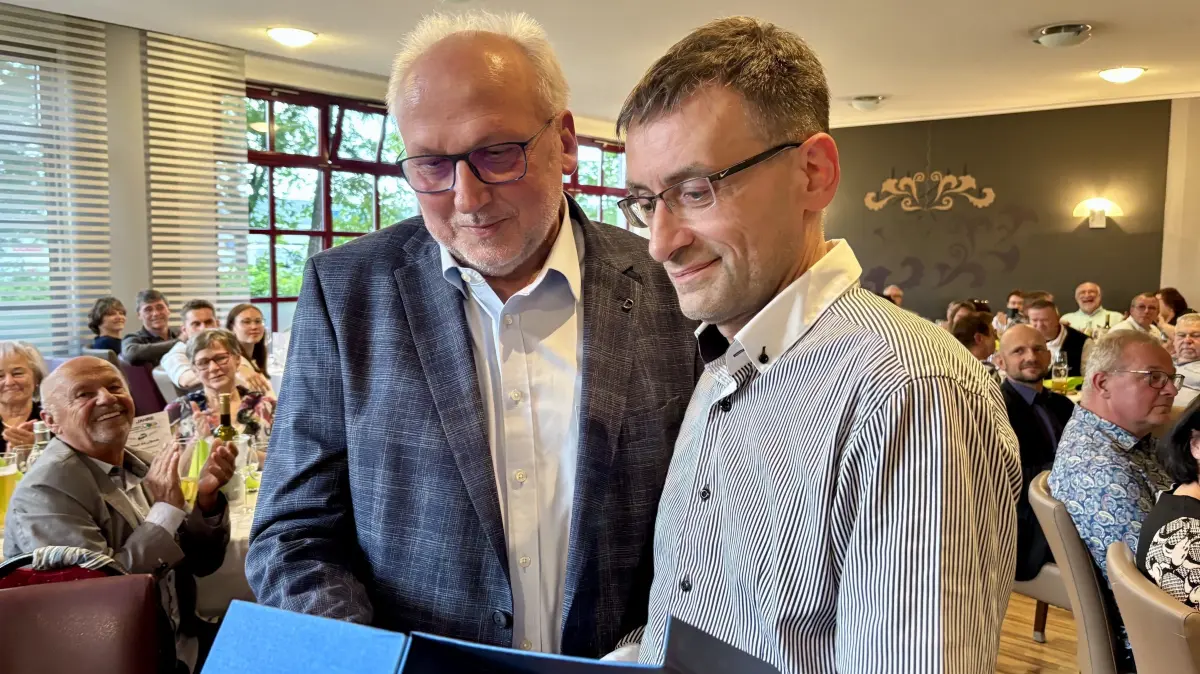 Wolfgang Rasper (l.) hat für die Lausitz-Rallye rund um Boxberg den Hut als Cheforganisator auf. Vereinsmitglied Christian Doerr ehrt den Boxberger für sein langes Engagement.