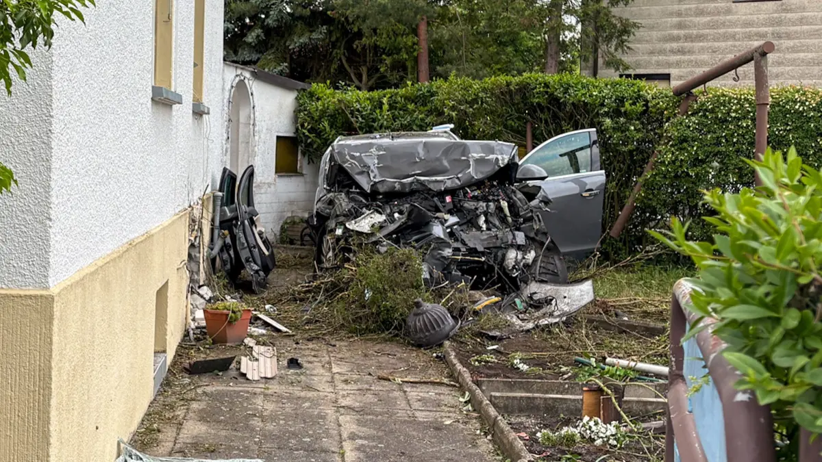 Ein Fahrer ist mit seinem Auto in Lauta ungebremst gegen ein Wohnhaus geprallt. Der Mann starb noch an der Unfallstelle.