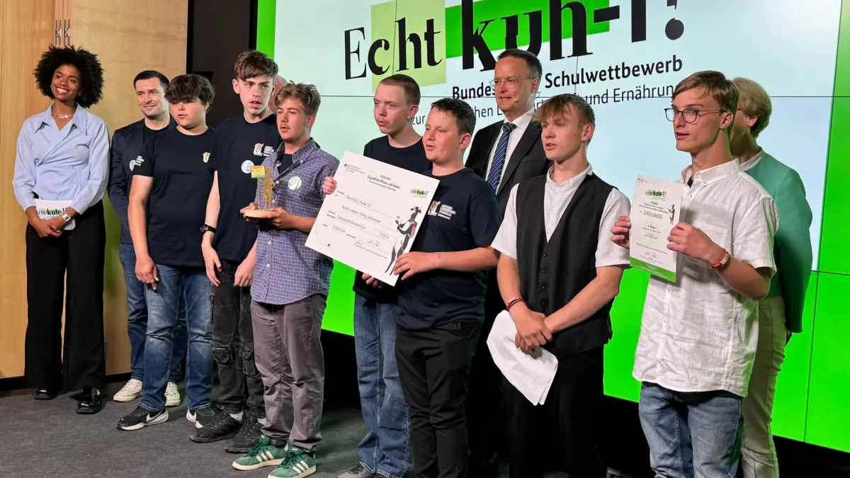 Die Jungs-Klasse O2 der Astrid-Lindgren-Schule in Weißwasser bei der Preisverleihung vom bundesweiten Schulwettbewerb „Echt-Kuh-l". In ihrer Altersklasse haben sie den 1. Platz belegt und sich als die einzigen Förderschüler gegen alle anderen durchgesetzt.