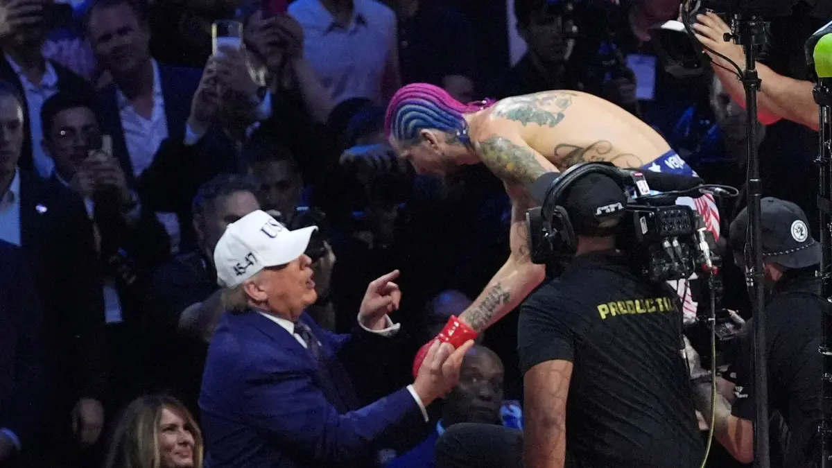 UFC Freedom 250: dpatopbilder - 14.06.2026, USA, Washington: US-Präsident Donald Trump (l) gratuliert Sean O'Malley nach dessen Kampf im Bantamgewicht gegen Aiemann Zahabi im Rahmen der UFC Freedom 250. Foto: Mark Schiefelbein/AP photo/dpa +++ dpa-Bildfunk +++