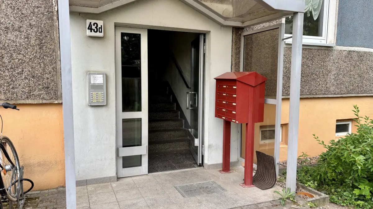 Die Tür am Wohnhaus Am Nordrand 43d steht nach dem Feuer Ende Mai 2026 offen. Noch immer liegt Brandgeruch in der Luft. Welche Rolle hat in der Brandnacht ein E-Roller gespielt?