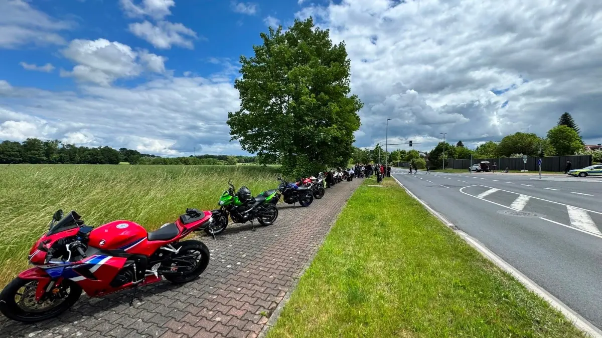 Gedenken an der Unfallstelle in Radeberg. Hier war am 31. Mai ein 35-jähriger Motorradfahrer ums Leben gekommen.