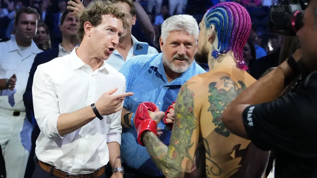 UFC Freedom 250: 14.06.2026, USA, Washington: Meta-CEO Mark Zuckerberg gratuliert Sean O'Malley nach dessen Sieg gegen Aiemann Zahabi bei ihrem Bantamgewichtskampf im Rahmen der UFC Freedom 250 auf dem South Lawn des Weißen Hauses. Foto: Alex Brandon/AP/dpa +++ dpa-Bildfunk +++
