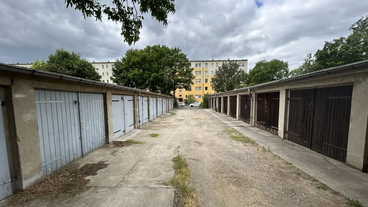 Der Garagenkomplex in der Thiemstraße 58 in Cottbus ist für die Spotbetonte Grundschule vorgesehen. Das Haus 3 der Schule – die Kita „Freundschaft“ – soll 2028 in einen Ersatzneubau auf der Fläche umziehen.