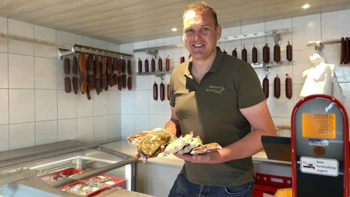 Matthias Schultka von Wildkauf Schultka hält Rehsteaks und Bratwürste in der Hand in Lübben am 12.06.2026