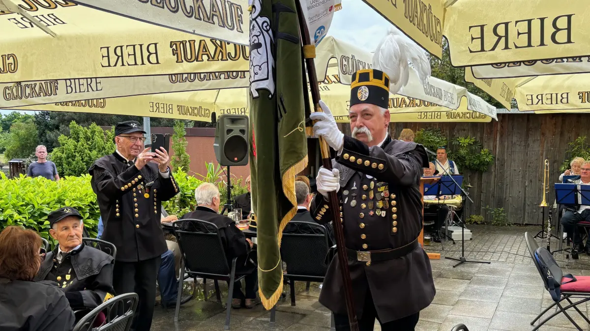 Anlässlich des 25. Gründungstages des Traditionsvereins Braunkohle Senftenberg durfte Mitglied Wolfgang Pietrzak die Fahne zur Festveranstaltung an der Geierswalder Grubenlampe tragen.