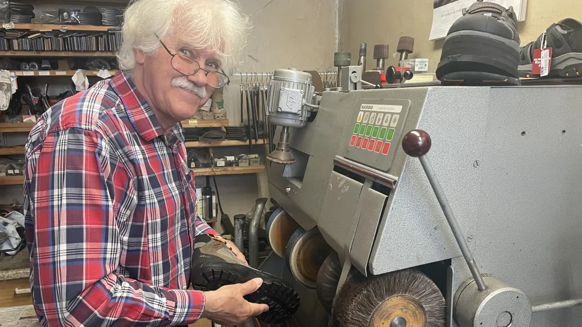 Klaus Naumann in seiner Schuhmacherwerkstatt in Finsterwale. Er erklärt, warum die Kunden nach wie vor Schuhe bei ihm reparieren lassen.