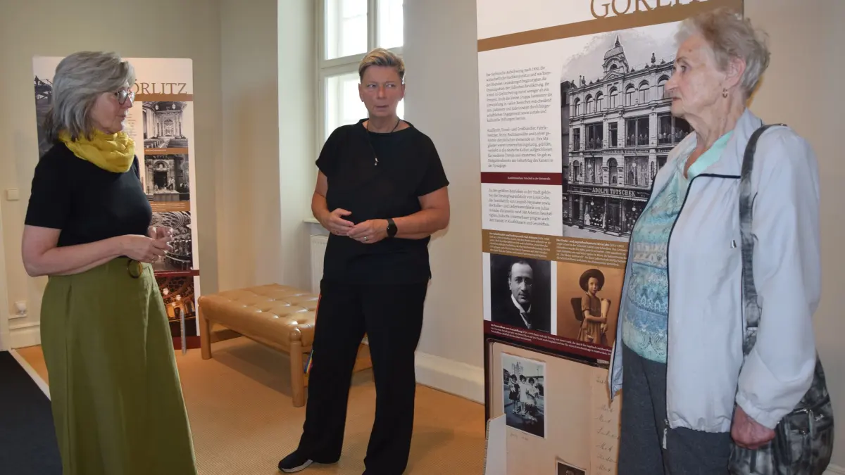 Anett Böttger vom Förderkreis Görlitzer Synagoge und Kerstin Noack, die Leiterin des Schloss- und Stadtmuseums Hoyerswerda, sprechen in der Ausstellung mit Besucherin Inge Münzberg.