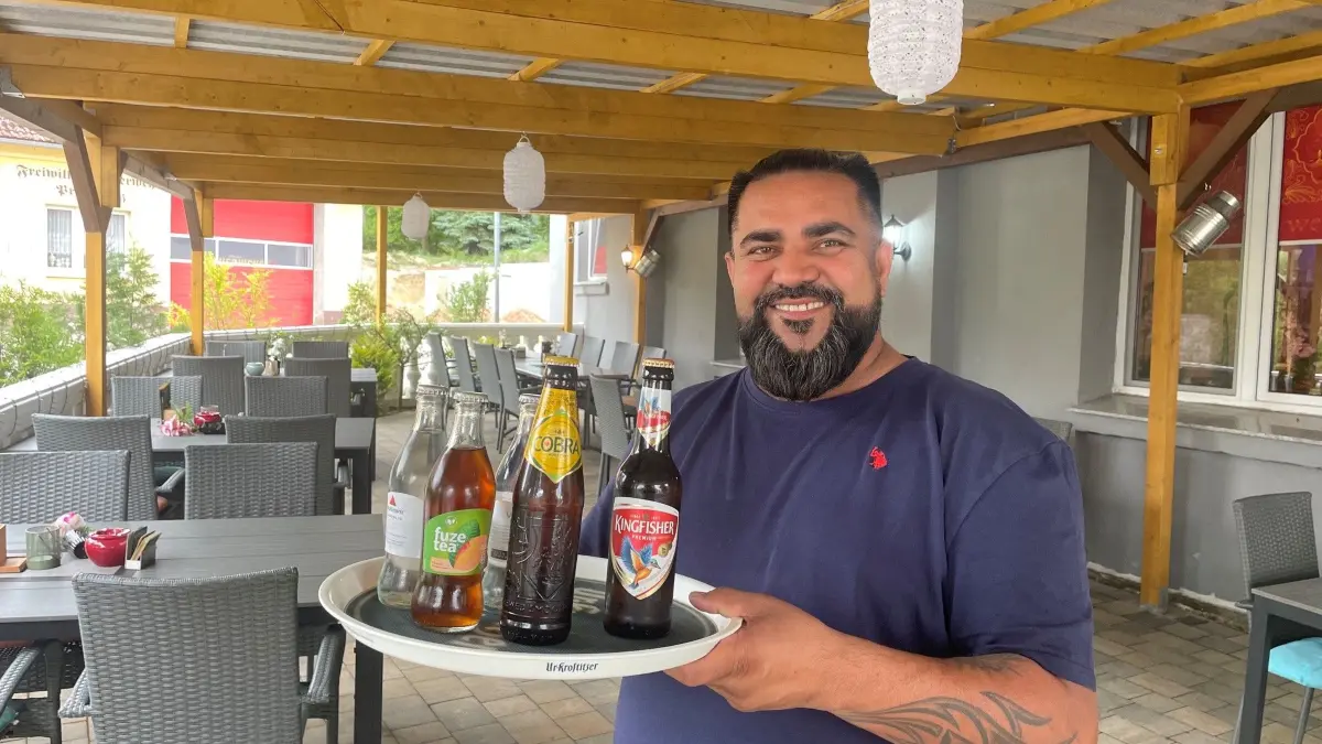 Parmjit Singh steht hier auf seiner neu überdachten Terrasse am Maharaja-Restaurant in Prestewitz.